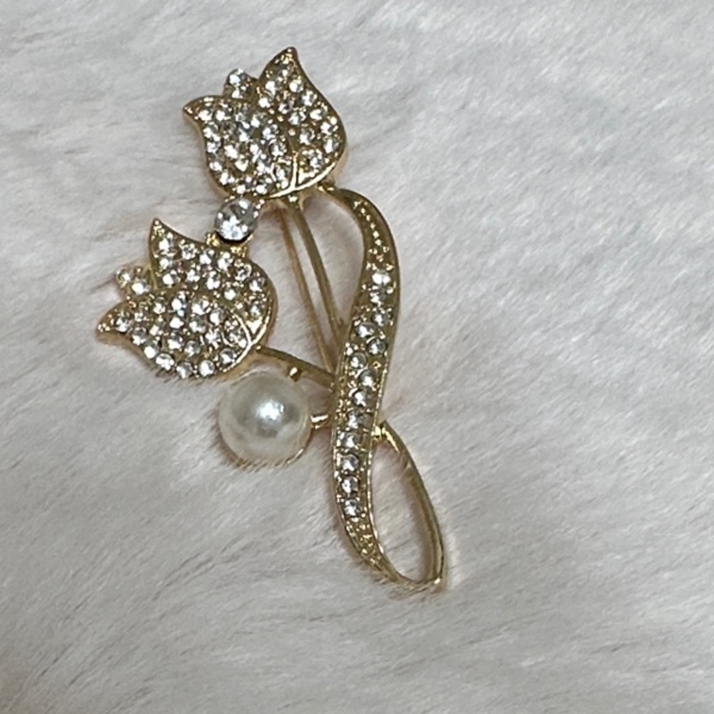 Elegant Gold Floral Brooch with Pearl Accent